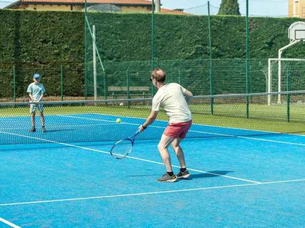 Campo da tennis presso il campeggio Roan Bella Italia.