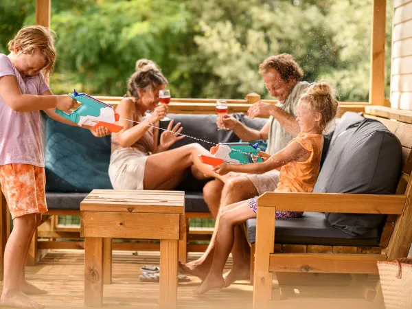 Giocare e bere nella veranda del campeggio Roan Internacional de Calonge.