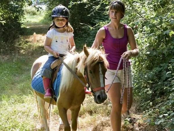 Passeggiata in pony intorno al campeggio Roan Domaine de la Brèche.
