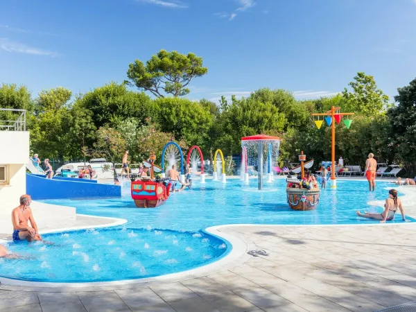 Panoramica della piscina del campeggio Roan San Francesco.