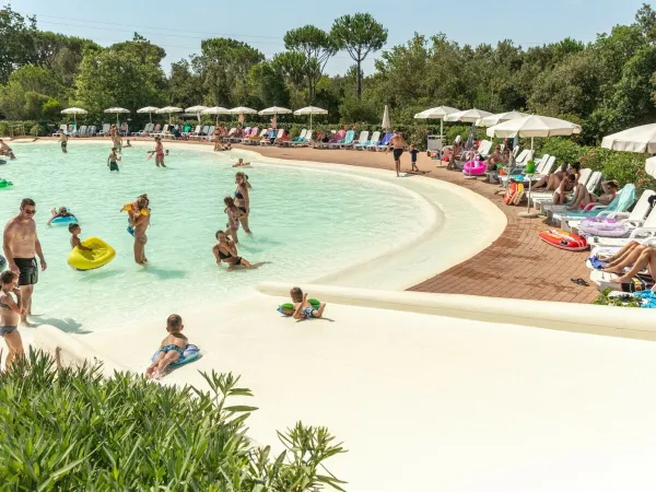 La piscina lagunare del campeggio Roan di Montescudaio.