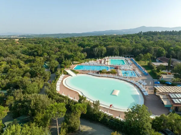 Panoramica della piscina lagunare e delle piscine del campeggio Roan hu Montescudaio village.