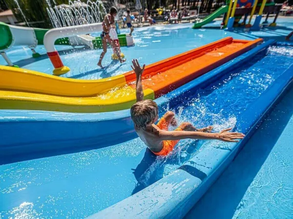 Scivolo del parco giochi acquatico del Roan camping Bi Village.