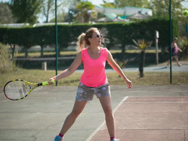 Giocate a tennis al campeggio Roan Le Domaine de Beaulieu.