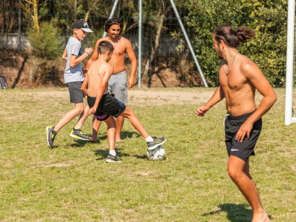 Giocare a calcio al campeggio Roan Le Domaine du Clarys.