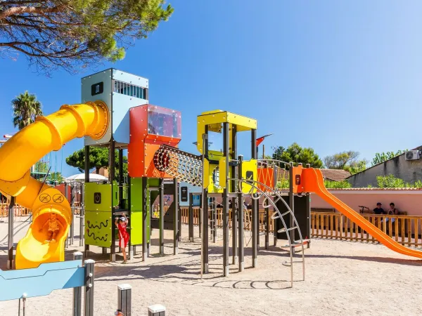 Un parco giochi al campeggio Roan Le Napoléon.