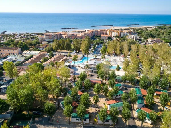 Panoramica del complesso di alloggi e piscine del Roan camping Club Napoléon.