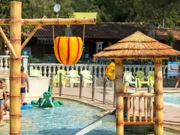 Oggetti in piscina al campeggio Roan La Pierre Verte.