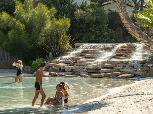 Bambini seduti nella laguna del campeggio Roan La Pierre Verte.