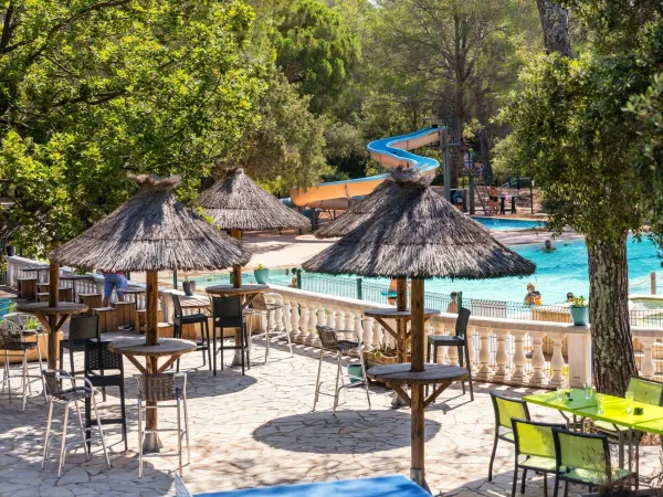 Terrazza accanto alla piscina del campeggio Roan La Pierre Verte.