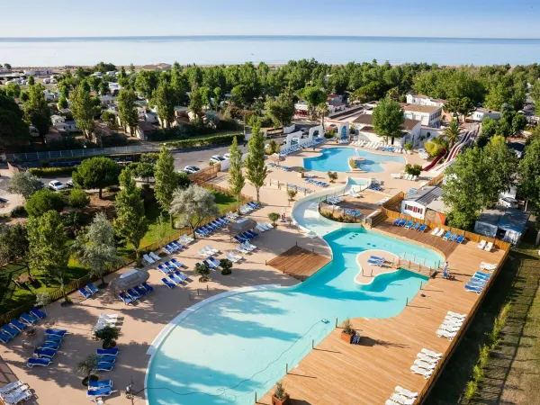 Panoramica delle piscine del Roan camping Méditerranée Plage.
