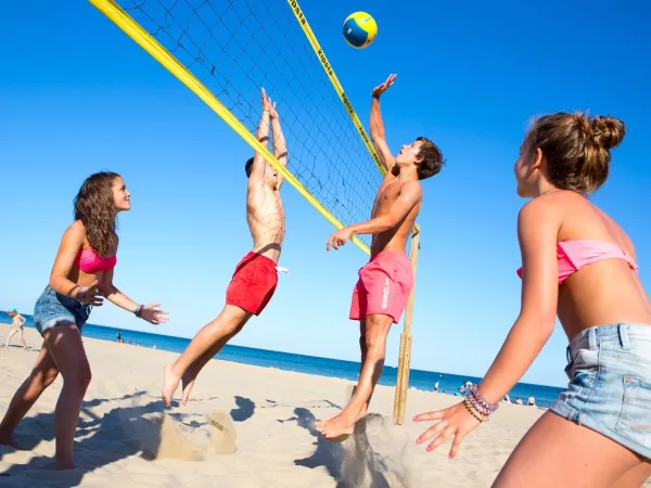 Giocare a beach volley al Roan camping Beach Garden.