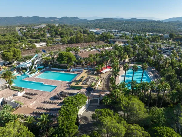 Panoramica del complesso di piscine del campeggio Roan La Baume.