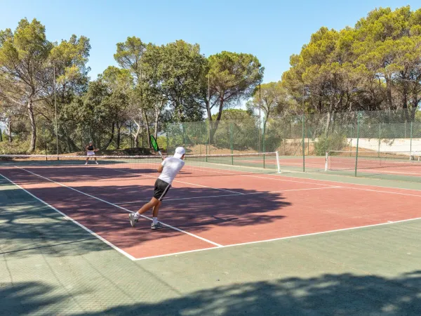 Campi da tennis al campeggio Roan La Baume.
