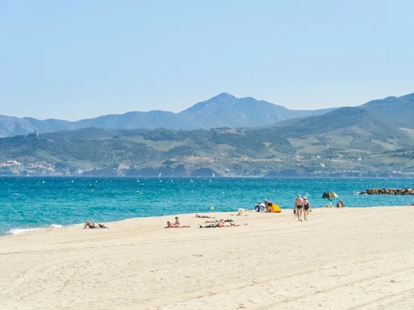 Spiaggia di sabbia vicino al campeggio Roan Soleil Méditerranée.