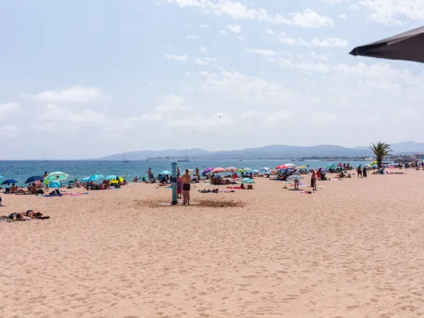 La spiaggia di sabbia vicino al campeggio Roan La Baume.