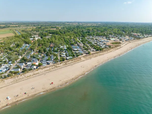 La spiaggia di sabbia del Roan camping Méditerranée Plage.