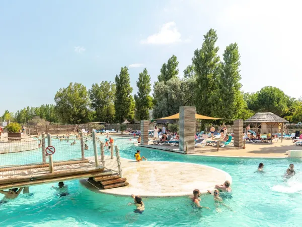 Panoramica della piscina del Roan camping Méditerranée Plage.