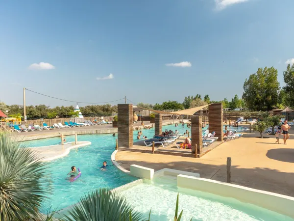Panoramica della piscina del Roan camping Méditerranée Plage.