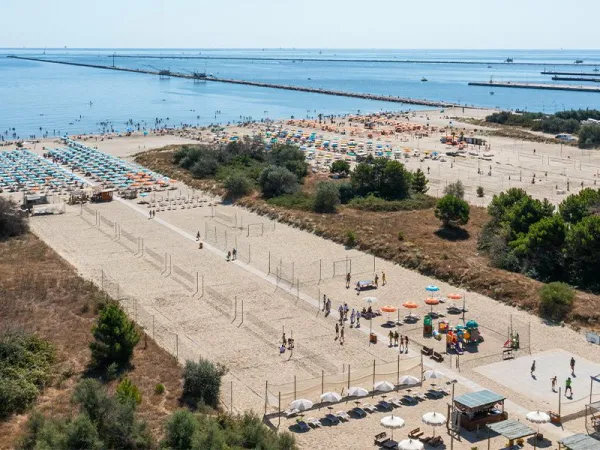 Panoramica della spiaggia e del mare del Roan camping Sole Family Camping Village.