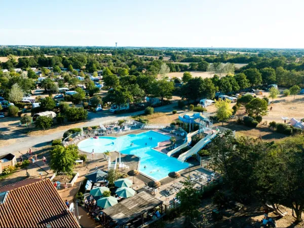 Panoramica della piscina del Roan camping du Latois.