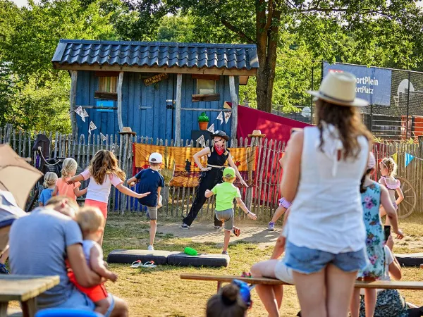 Giochi di animazione al campeggio Roan Terspegelt.