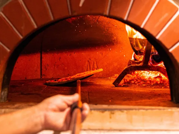 Forno per pizza al campeggio Roan Lido Verbano.