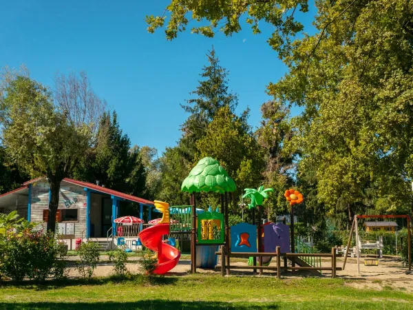Un parco giochi al campeggio Roan Lido Verbano.
