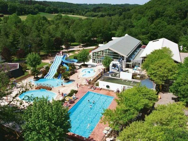 Panoramica della piscina del campeggio Roan campeggio Le Ty Nadan