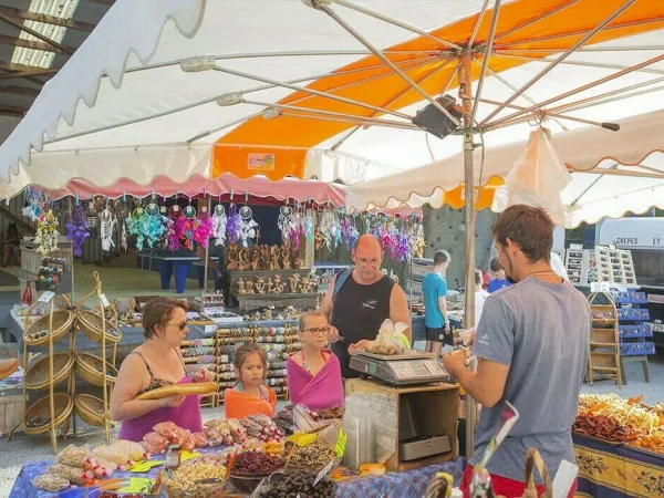 Un mercato vicino al campeggio Roan Le Ty Nadan.