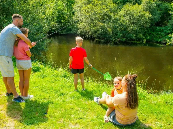 La famiglia pesca al campeggio Roan Le Ty Nadan.