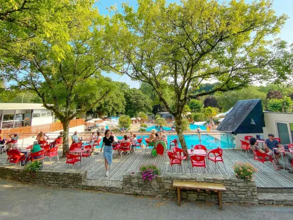 Terrazza a bordo piscina del campeggio Roan Le Ty Nadan.