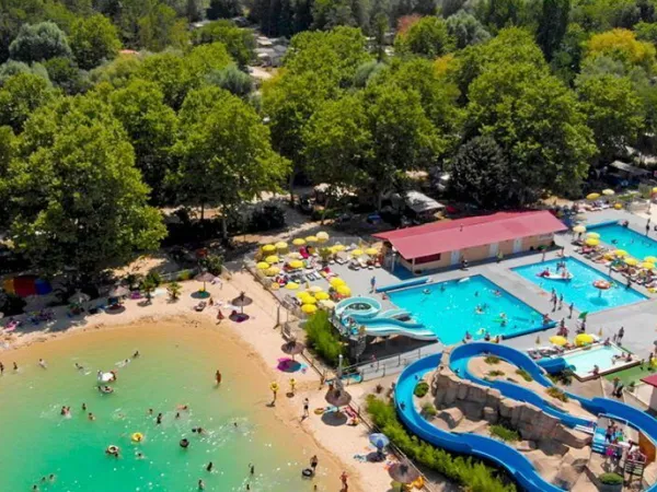 Panoramica delle piscine del Roan camping de Galaure.