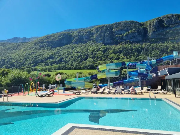 Piscina con scivoli al campeggio Roan L'Ideal.