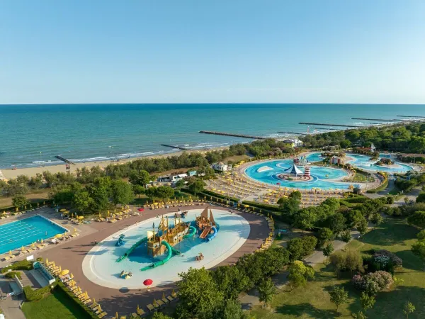 Panoramica della piscina del Roan camping Pra'delle Torri.