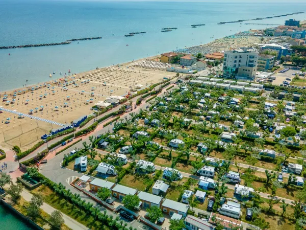 Panoramica del campeggio e della spiaggia del Roan camping Rubicone.