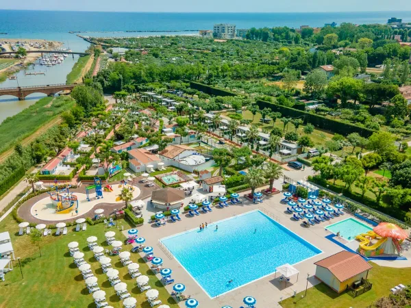 Panoramica del campeggio e della piscina del Roan camping Rubicone.