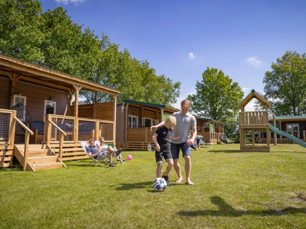 Bambini che giocano vicino agli alloggi Roan del campeggio Marvilla Parks Friese Meren.