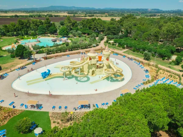 Panoramica del parco giochi della piscina del campeggio Roan Le Capanne.