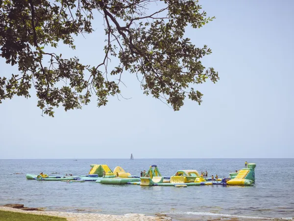 Cuscini d'aria in mare al Roan camping Park di Umago.