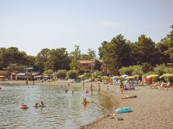 Spiaggia di ciottoli vicino al campeggio Roan Stella Maris.