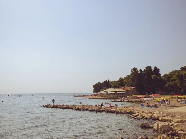 Spiaggia di ciottoli vicino al campeggio Roan Stella Maris.