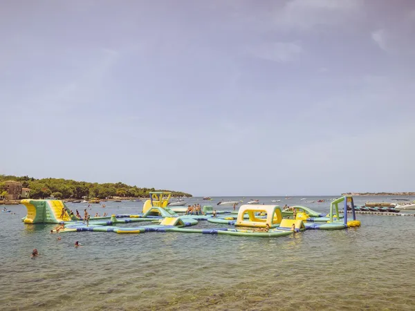 Parco giochi acquatico in mare al Roan camping Lanterna.