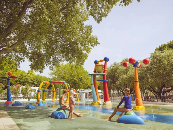 Parco giochi per bambini al campeggio Roan Zelena Laguna.