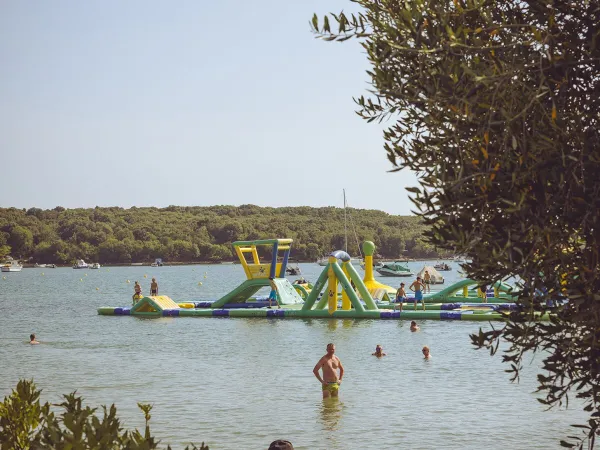 Cuscino d'acqua sulla spiaggia del campeggio Roan di Vestar.