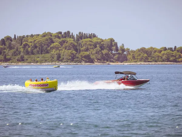 Divertimento acquatico al Roan camping Bi Village.