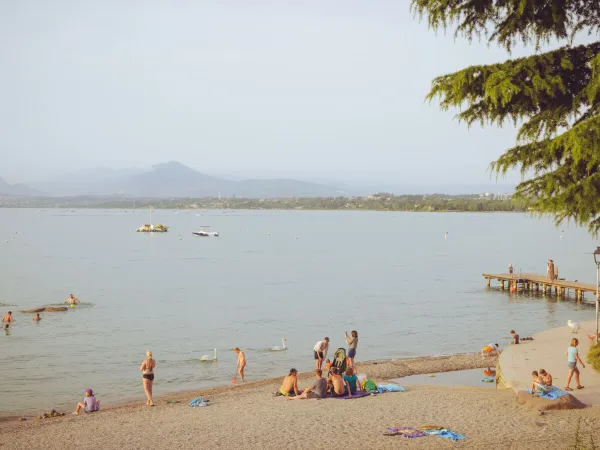 Spiaggia sul lago al campeggio Roan Bella Italia.