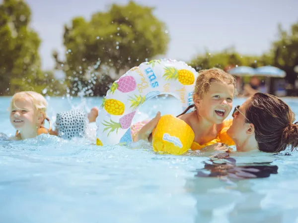 Divertimento in famiglia nella piscina del campeggio Roan Piantelle.