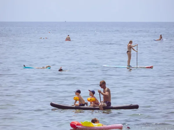 Sport acquatici sulla spiaggia del campeggio Roan Stella Maris.