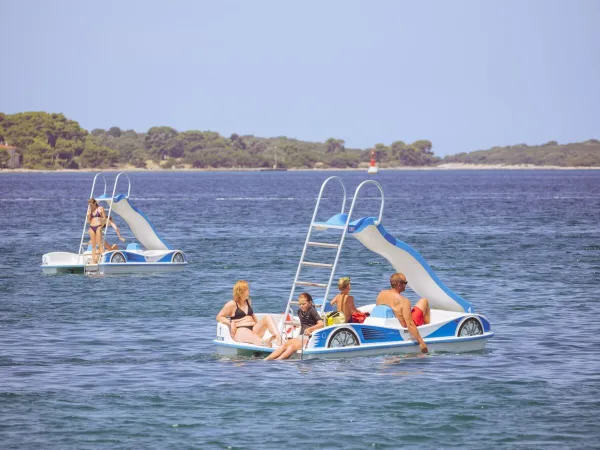 Pedalos in spiaggia al campeggio Roan Stella Maris.